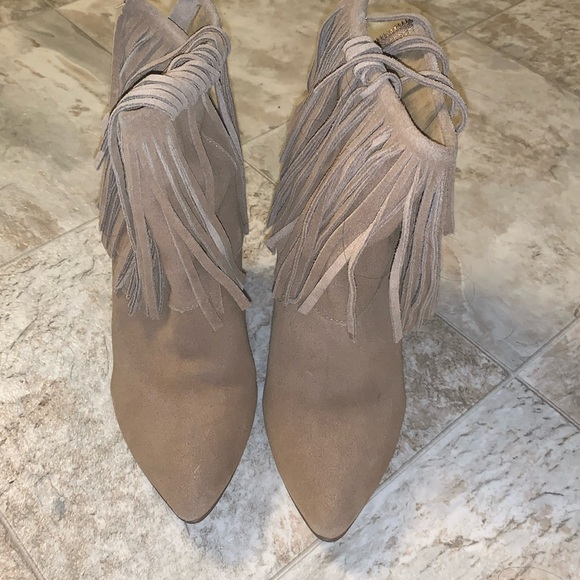 Chinese Laundry tan suede boots with fringe wedges size 9.5 - Picture 4 of 8